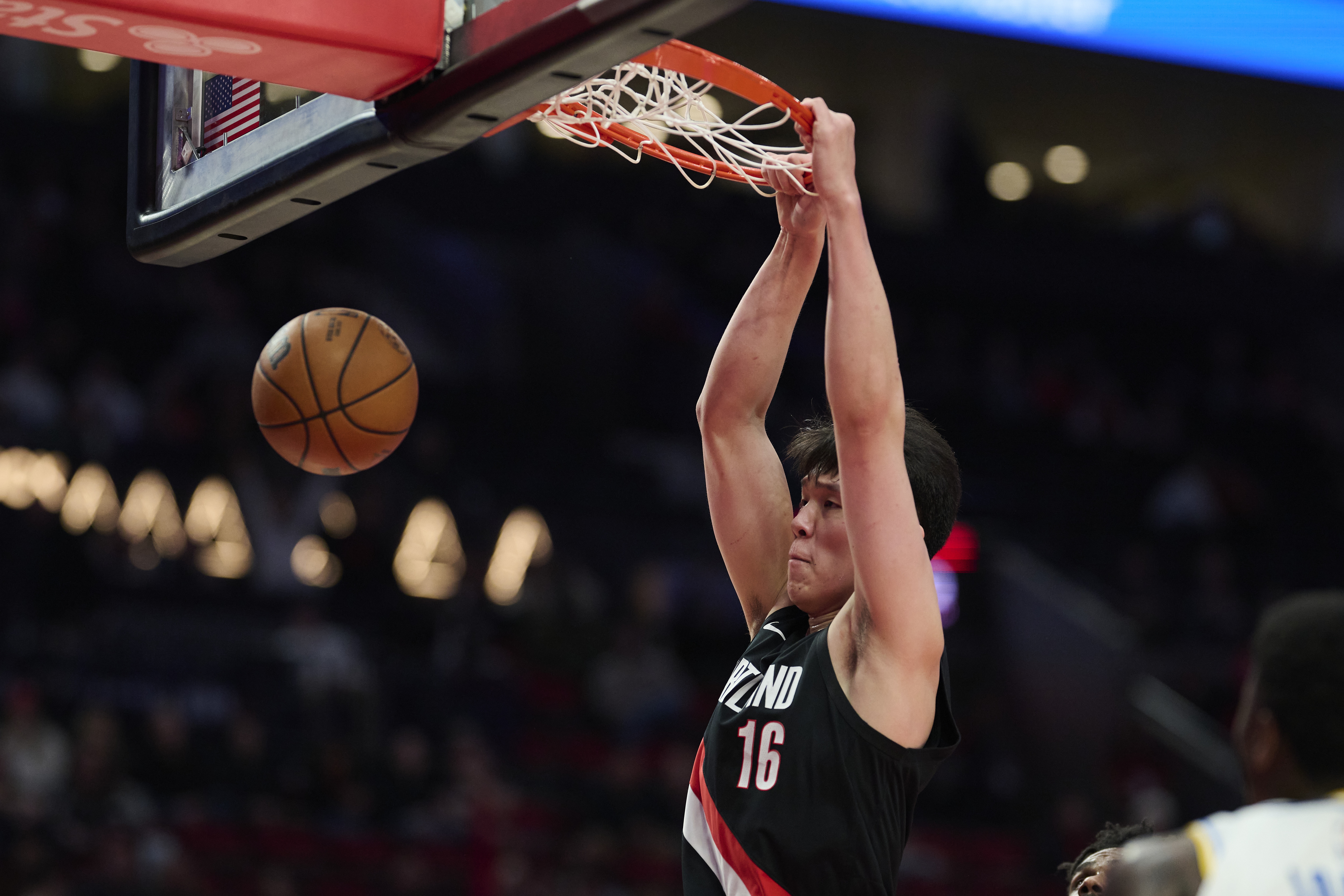 开云登录-媒体人:面对跟自己身材差不多的中锋时 杨瀚森欠缺稳定性&强硬度